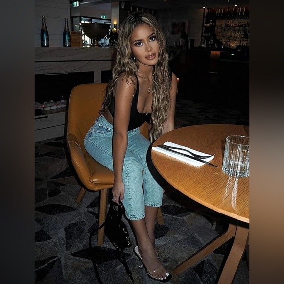 Single Row Clasp Crop Tank Top in Black - Picture 2 of 5